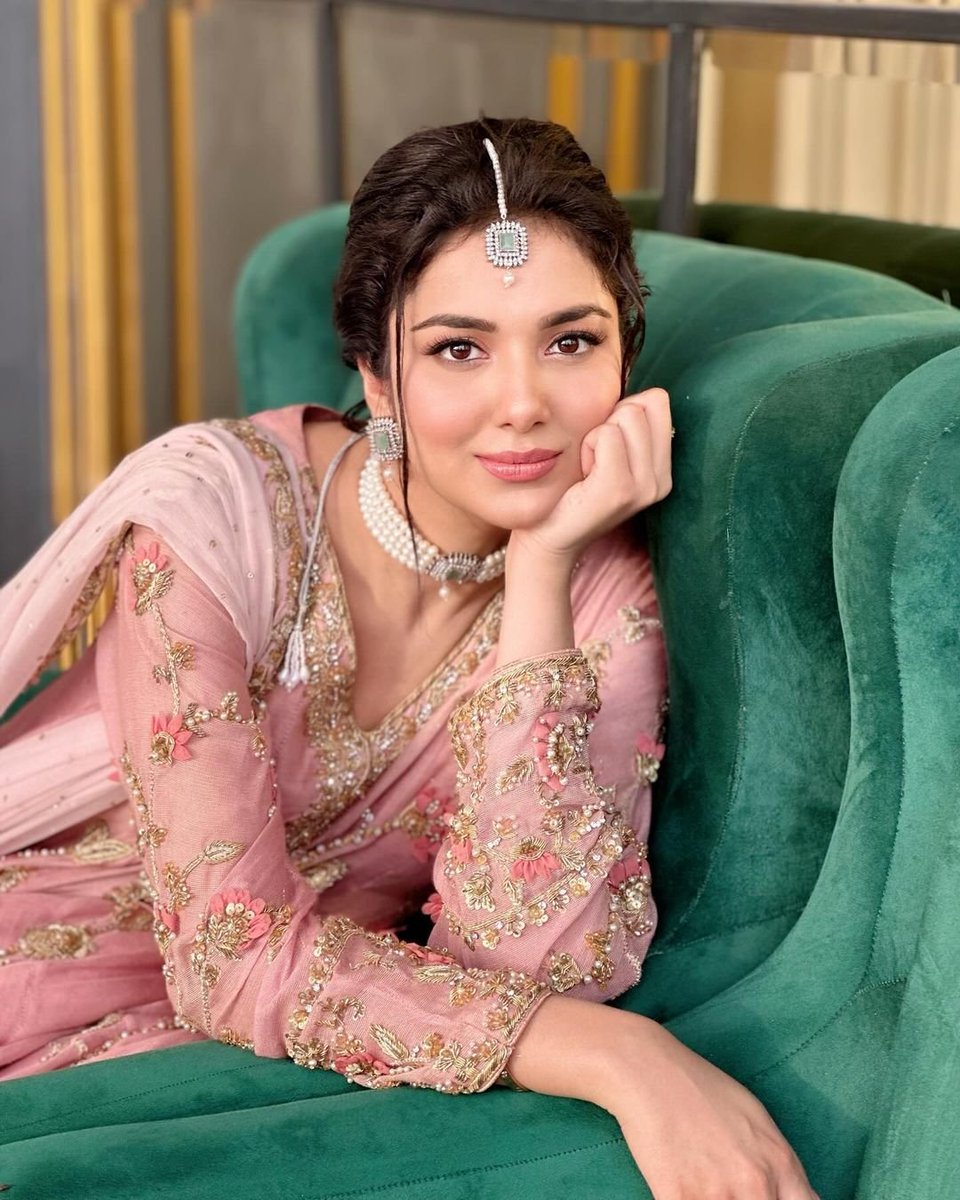 CelebPakistani's tweet photo. Gorgeous #SyedaTuba shines in her latest look🌟 https://t.co/1OmiU8DYkm