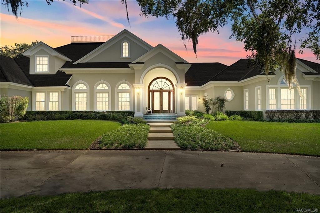 uniquehomeslux's tweet image. Deeply ingrained in the #equine culture and history of the #horse capital of the world is this #custombuilt #estate #home set on 704 #acres of rollings hills with view breathtaking #views. 

-#Ocala #Florida
-15 Beds, 12 Baths
-9,524 Sqft

By CENTURY 21 | bit.ly/3MVD3fM