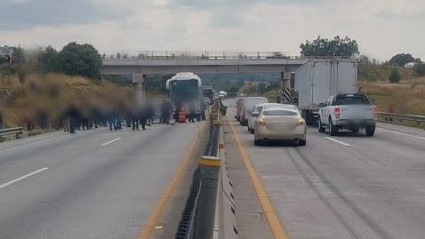 GN_Carreteras's tweet photo. #TomePrecauciones en #Tlaxcala continúa cierre total de circulación en ambos sentidos por presencia de habitantes, aproximadamente en el km 209+800 autopista (2710-L) Libramiento Norte de La Ciudad de México. Atienda indicación vial. https://t.co/AtVCBBgNvQ