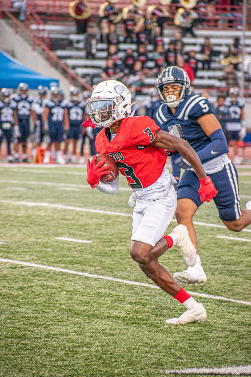 Matth3wBerenji's tweet photo. Freshman Year of Juco Stats
-451 Receiving yards (Avg. 12.8)
-7 Touchdowns
-Second Team All-Conference KR
-755 AP yards
-4 for 3 full qualifier MID YEAR TRANSFER 
Link To Highlights - https://t.co/1vhKt39wpT
@PitLifeCoachP @CoachSilvernail 
@VGOH_LBCC @CoachRicSmith https://t.co/pz8UupL7pZ