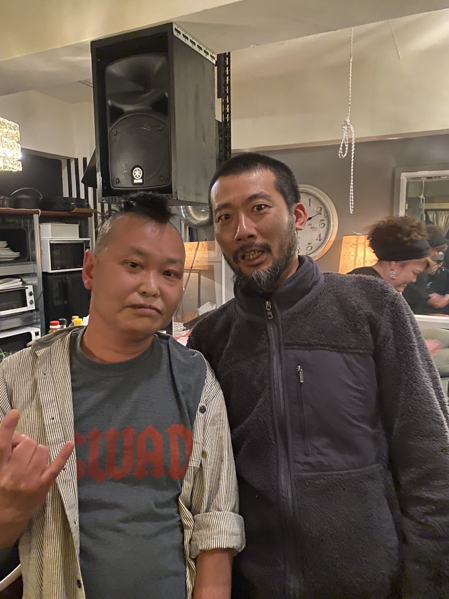 KOTOBA1999's tweet photo. 2021年の11月22日ちょうど2年前の今日　

久留米シティプラザC.ボックスで行われた　赤斬月➕志人　のライブあとの打ち上げでの一枚。

まあ　めちゃくちゃ腰の低い人で初対面なのに色々貴重な話をさせて貰った。

確かスガダイローさんにラップで対決しろ　とか言われてなんかやった後だと思います😎 https://t.co/i2nIkUQXEA