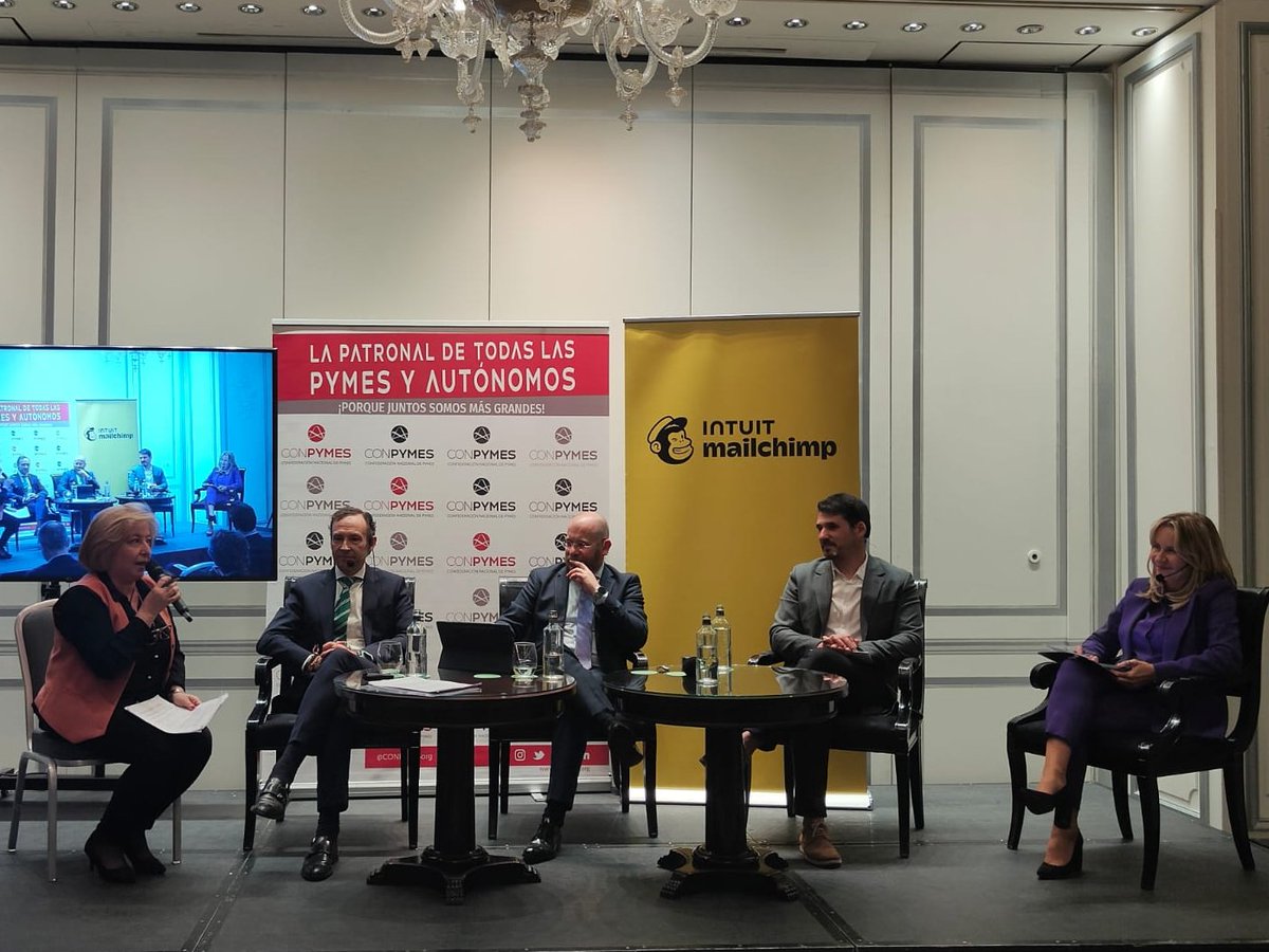 2ª mesa redonda introducida por <a href="/Inmablazquez3/">Inma ASPEC</a>, responsable de Formación de #CONPYMES con <a href="/enriquearribas/">Enrique Arribas</a>, Jim Rudall <a href="/mailchimp/">Intuit Mailchimp</a>, Víctor Delgado (AEMME <a href="/microempresas/">Asoc. Microempresas</a>), Raúl Salinero (<a href="/UATAE_es/">UATAE autónomos/as</a>) y <a href="/AnaBujaldon/">Ana Bujaldón Solana</a> (<a href="/MujeresFedepe/">FEDEPE</a>)