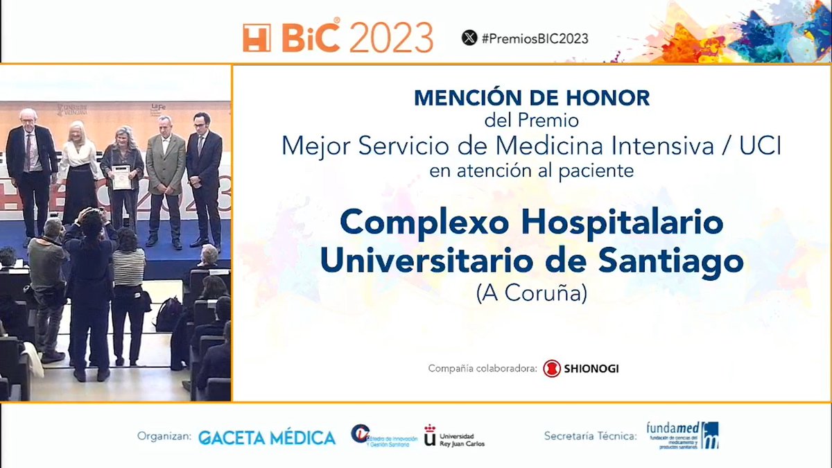 <a href="/semicyuc/">SEMICYUC</a> <a href="/SHIONOGI_JP/">SHIONOGI</a> #PremiosBIC2023

MENCIÓN DE HONOR MEJOR SERVICIO DE MEDICINA INTENSIVA/UCI:

#CHUS

➡️Recoge: Julián Álvarez Escudero, Pablo Otero Castro y Eloína Núñez Masid

➡️Entrega: Estrella López Pardo y Ramón Villamarín (<a href="/SHIONOGI_JP/">SHIONOGI</a>)

📺n9.cl/eqzgb
