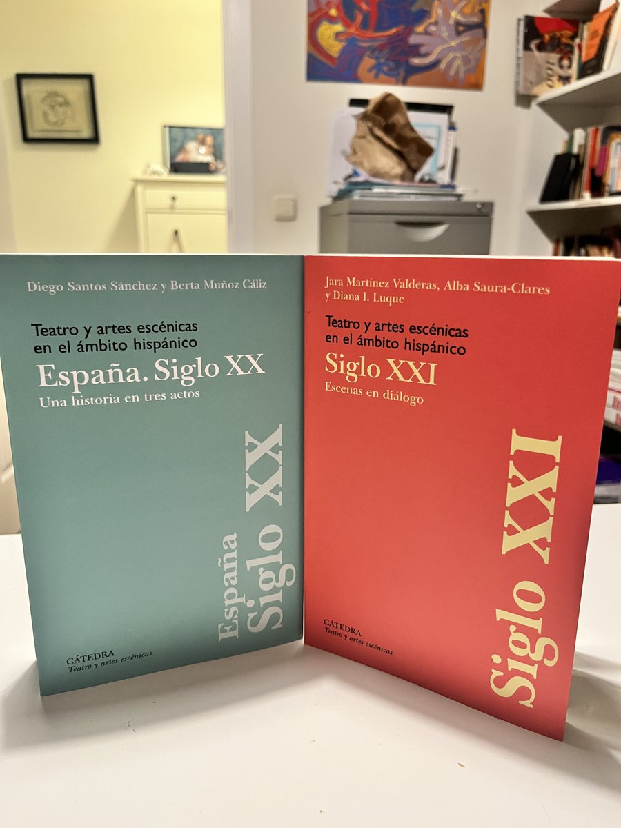 Comienza la Historia del teatro y las AAEE en el mundo hispánico con los volúmenes de Siglo XX y Siglo XXI de la colección de teatro de <a href="/Catedra_Ed/">Ediciones Cátedra</a>. Mi sueño sería que los estudiantes del grado en estudios teatrales la llamaran la "colección de los colorinchis" en unos años.