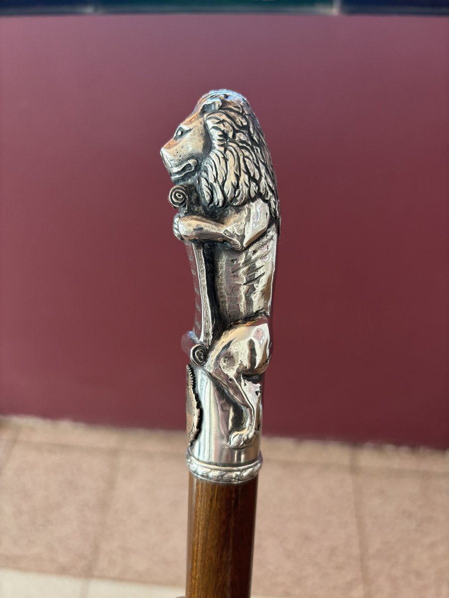 PregoneroL's tweet image. Che, está espectacular este bastón presidencial.  Además Pallarols mintió diciendo que Milei lo habia llamado para pedirle un baston con melenita.  Procedan con este orfebre 🦁🇦🇷