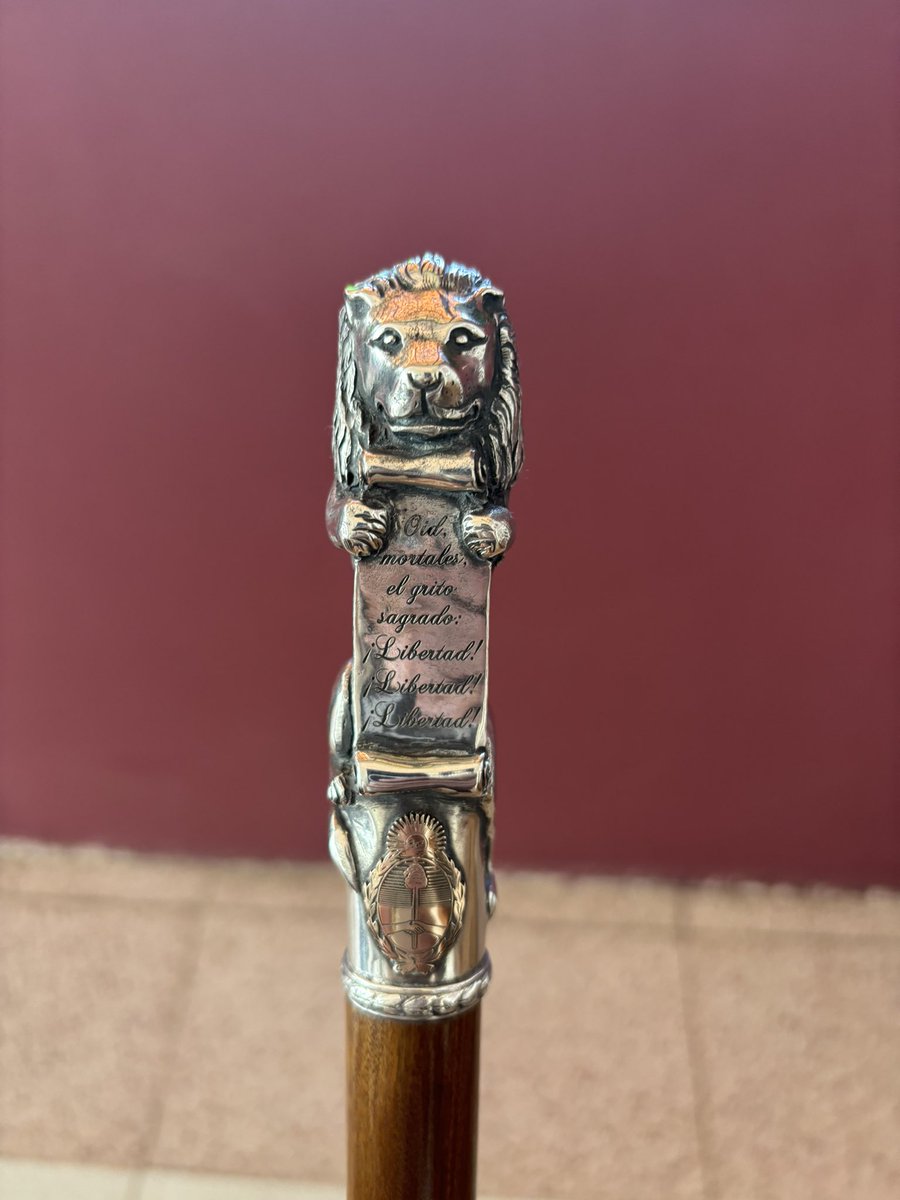 PregoneroL's tweet image. Che, está espectacular este bastón presidencial.  Además Pallarols mintió diciendo que Milei lo habia llamado para pedirle un baston con melenita.  Procedan con este orfebre 🦁🇦🇷
