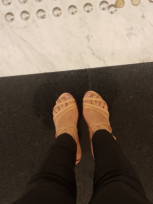 Do you think people kept looking at my feet while I was working? 😋 https://t.co/3fWtmU9hLv