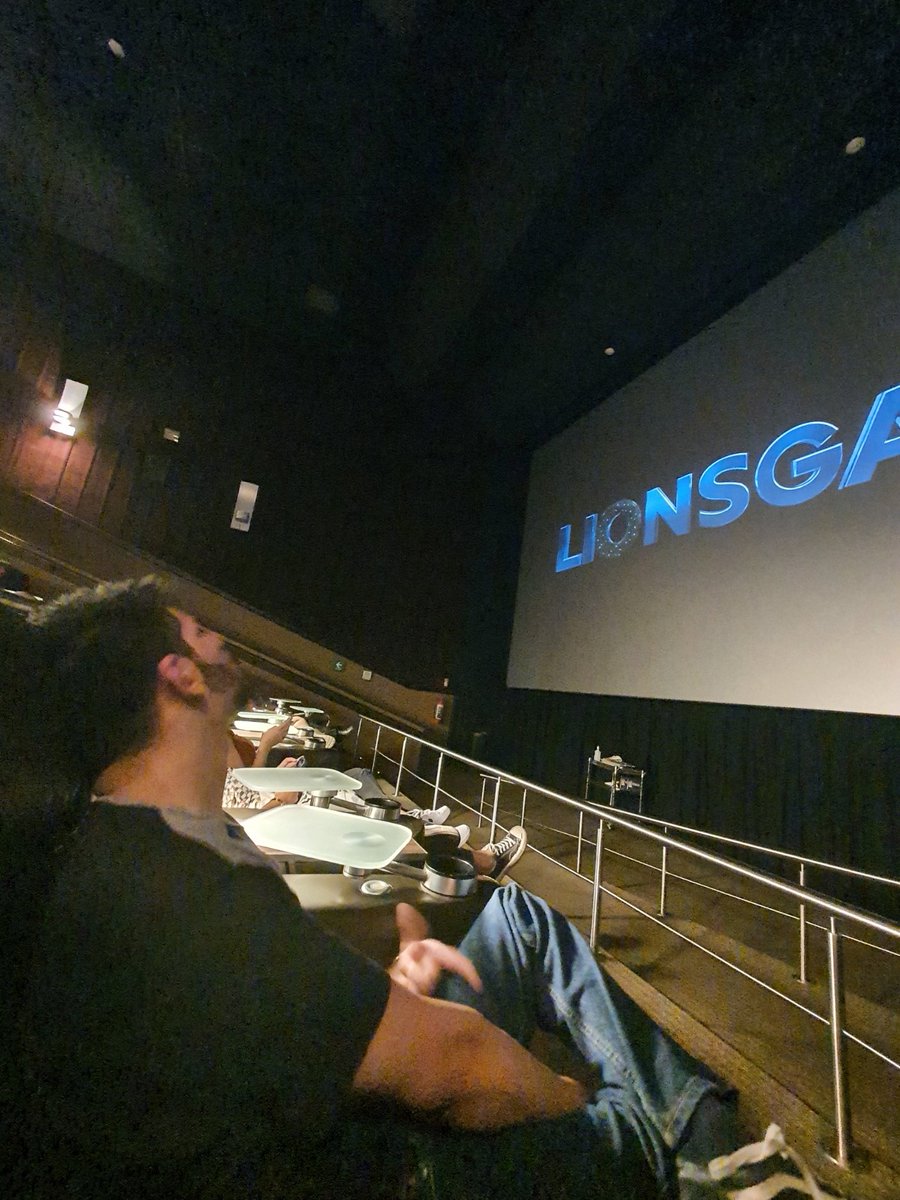 AdrianPonceDR's tweet photo. Hace unos meses les compartí que una encargada de Cinépolis nos dijo que, por políticas de la empresa, ya no me podían ayudar a subir a mis asientos (casi siempre en la fila C). Varios de ustedes respondieron etiquetando a Cinépolis 1/8 https://t.co/9vnGgTOhdm