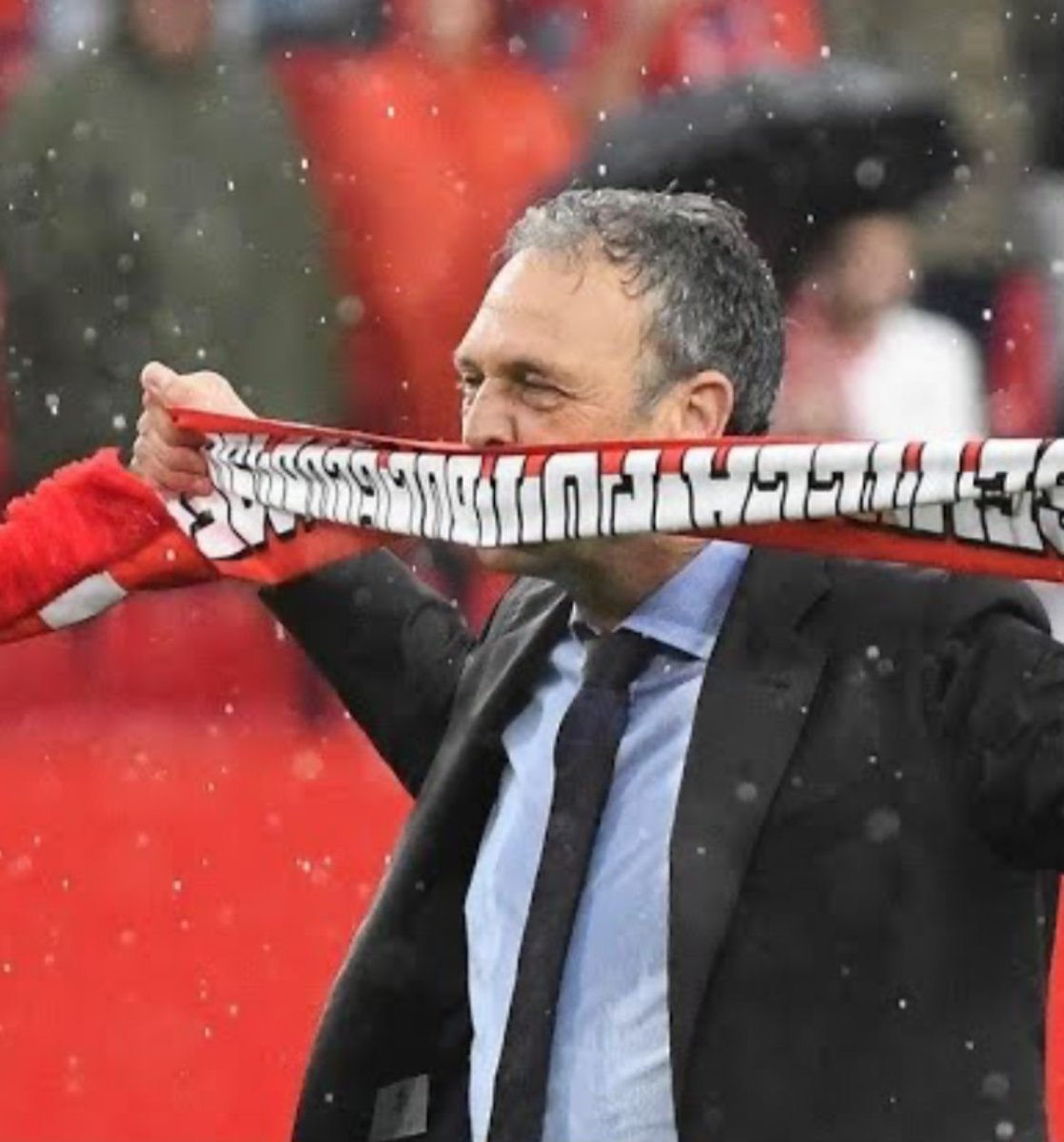 Porque tenemos la misma pasión, porque nos corre la misma sangre roja y blanca, porque siempre fuiste nuestra extensión en el césped y por un sinfín de cosas más. 
Enhorabuena por tu banquillo de oro <a href="/JoaquinCaparros/">Joaquín Caparrós</a>. 
Por siempre uno de los nuestros.