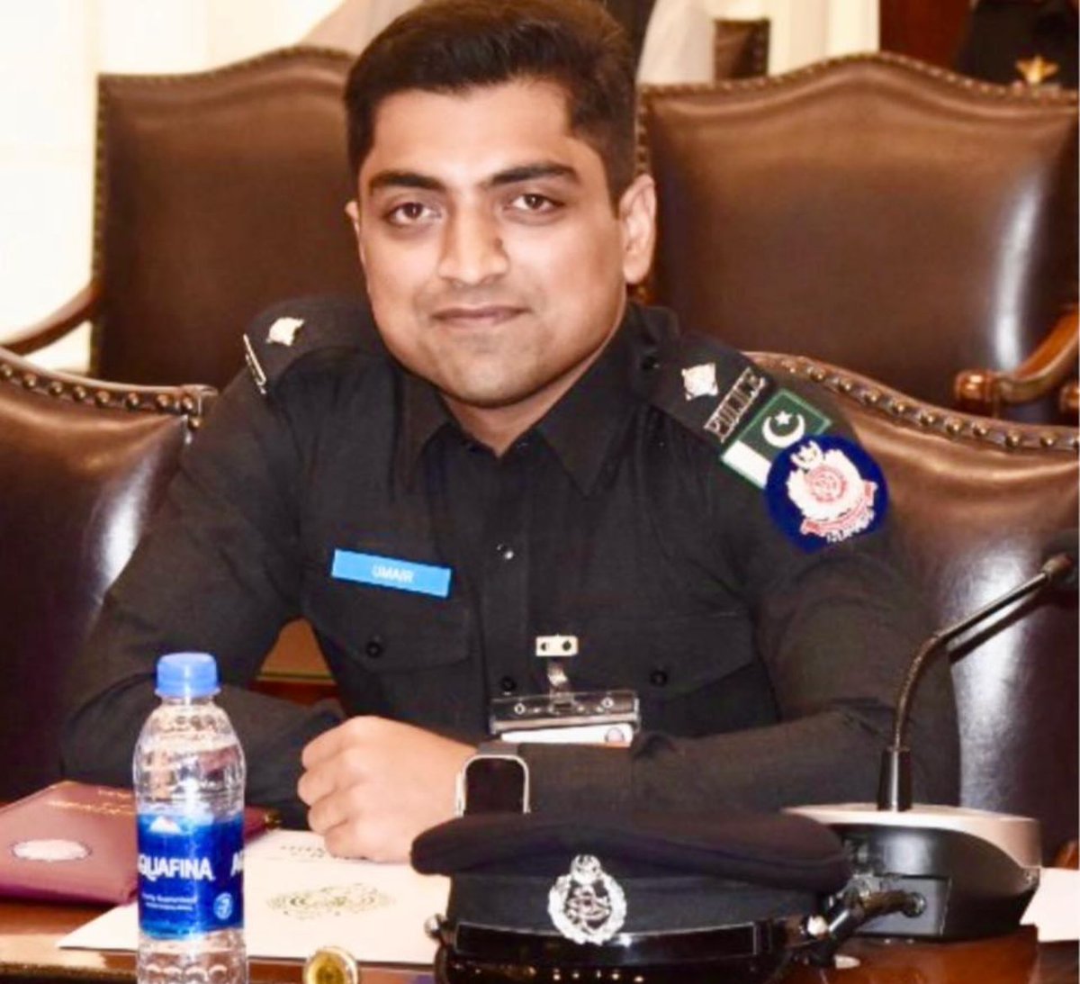 FaizullahSwati's tweet photo. رشوت دیکر ڈی ایس پی لگنے والا عمر باجاری 2کروڑ کی ڈکیتی میں براہ راست ملوث نکلا ، ڈاکو پولیس افسر کے تعلقات پیپلز پارٹی میں اعلی سطح کے تھے پاکستان میں پولیس   حرام خوری ظلم کی علامت اور اشرافیہ کی نمائندہ  ہے افسر رشوت دیکر تھانے خریدتے ہیں پھر رشوت لیکر اپنے بچے پالتے ہیں https://t.co/RLB2LAeAZF