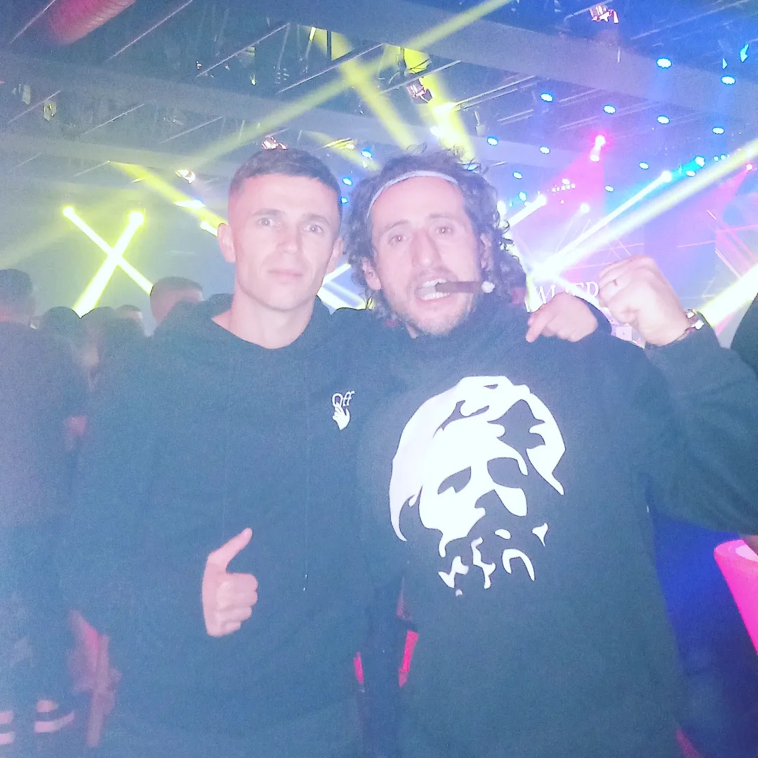 SocietyAlbanian's tweet image. “Kukës + Shkup = Shqipni Etnike, kurgjo tjetër!” -  Ballist Morina
Ballist Morina përkrah Jasir Asanit, mban veshur bluzën me portretin e Adem Jasharit.
#usalbanianmediagroup #duameshumeshqiperine #albania #kosova #çamëri #jamshqiptar #shqiptar #shqiptarët