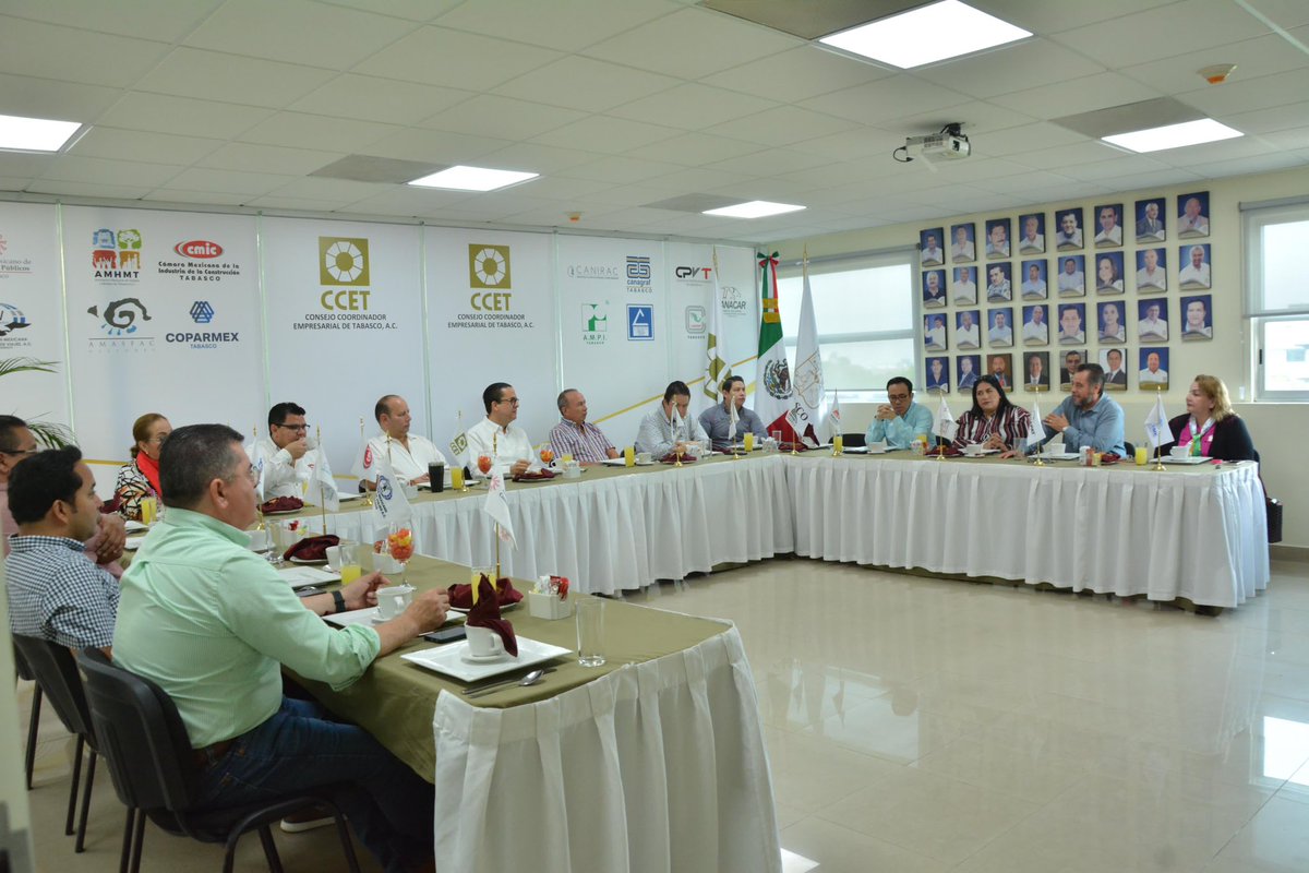 Esta mañana me reuní con empresarias y empresarios del Consejo Coordinador Empresarial de Tabasco <a href="/CCET_Tabasco/">CCET_Tabasco</a>. En un diálogo abierto y constructivo, platicamos sobre el futuro del Municipio de Centro.

Con su participación activa, celebro los logros de las administraciones