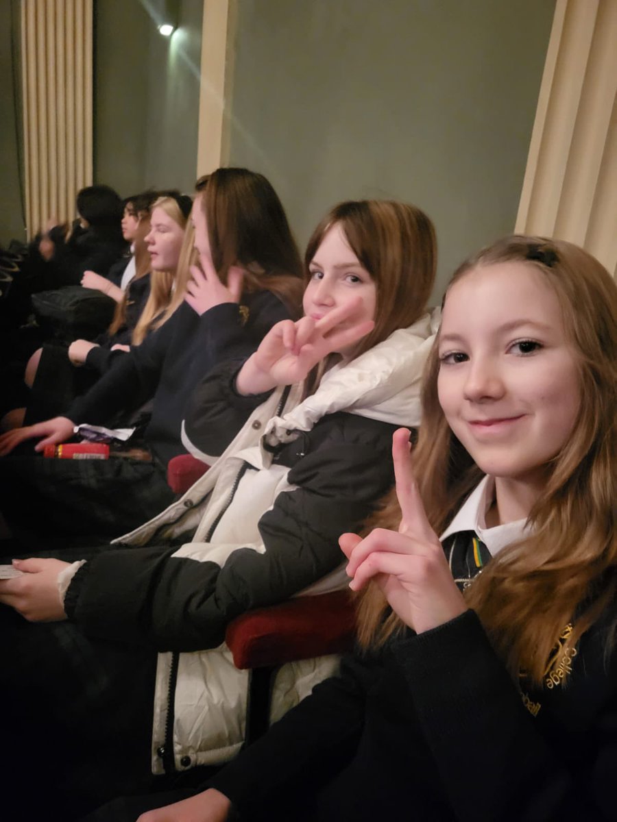 1st year Arts students were lucky enough to be invited to @GateTheatreDub to watch Roddy Doyles' adaptation of Peter Pan🧚‍♀️📖🎭 Thanks to community development facilitator @TaiteattheGate for giving our students the opportunity to enjoy their first taste of live theatre!🙏🏻🎭✨