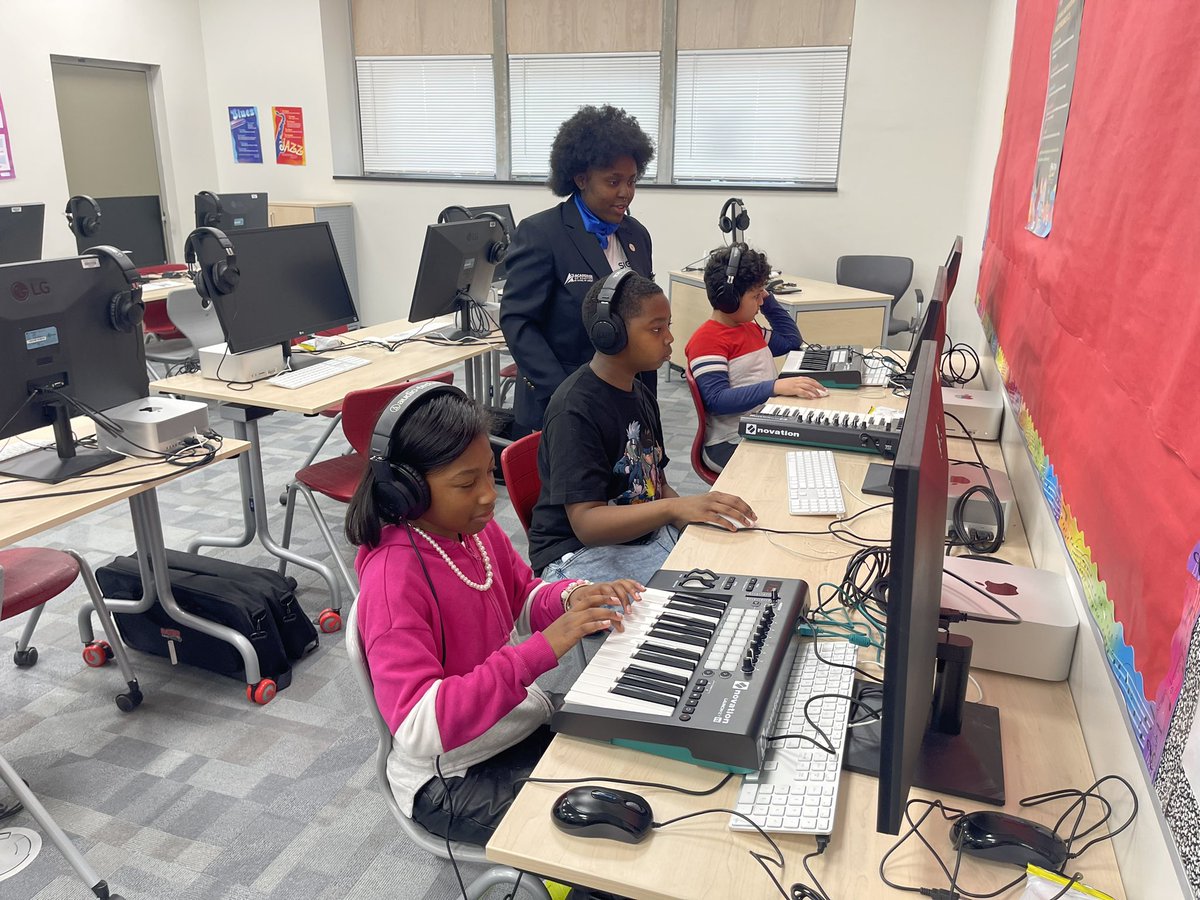 EL_Williams4's tweet photo. Thank you Hampton High for agreeing to host our Rockets on their very first Academy Tour! I think you all may have recruited some future Crabbers 🚀🦀 https://t.co/1gawnJeGjk