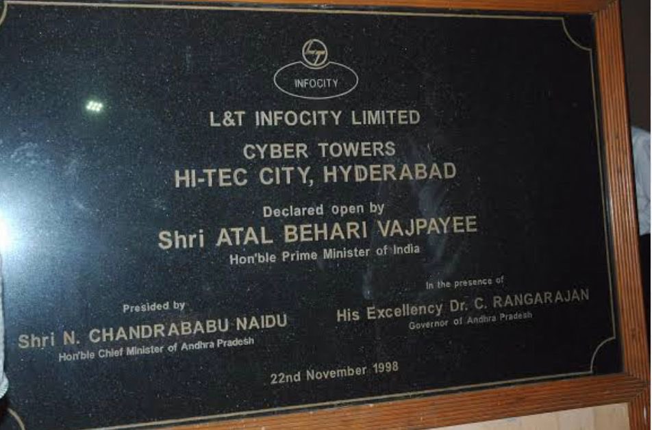 telugu_insider's tweet image. 25 సంవత్సరాలు, సైబర్‌టవర్స్ ఇప్పటికీ నగరానికి ఒక మైలురాయి భవనంగా నిలుస్తుంది, దీనిని 22 నవంబర్ 1998న దివంగత PM అటల్ బిహారీ వాజ్‌పేయి &amp;amp; చంద్రబాబునాయుడు &amp;amp; అప్పటి ఏపీ గవర్నర్ రంగరాజన్ ప్రారంభించారు.

#Hyderabad #CyberTowers #Telangana #ChandrababuNaidu #TelanganaNews #TeluguInsider