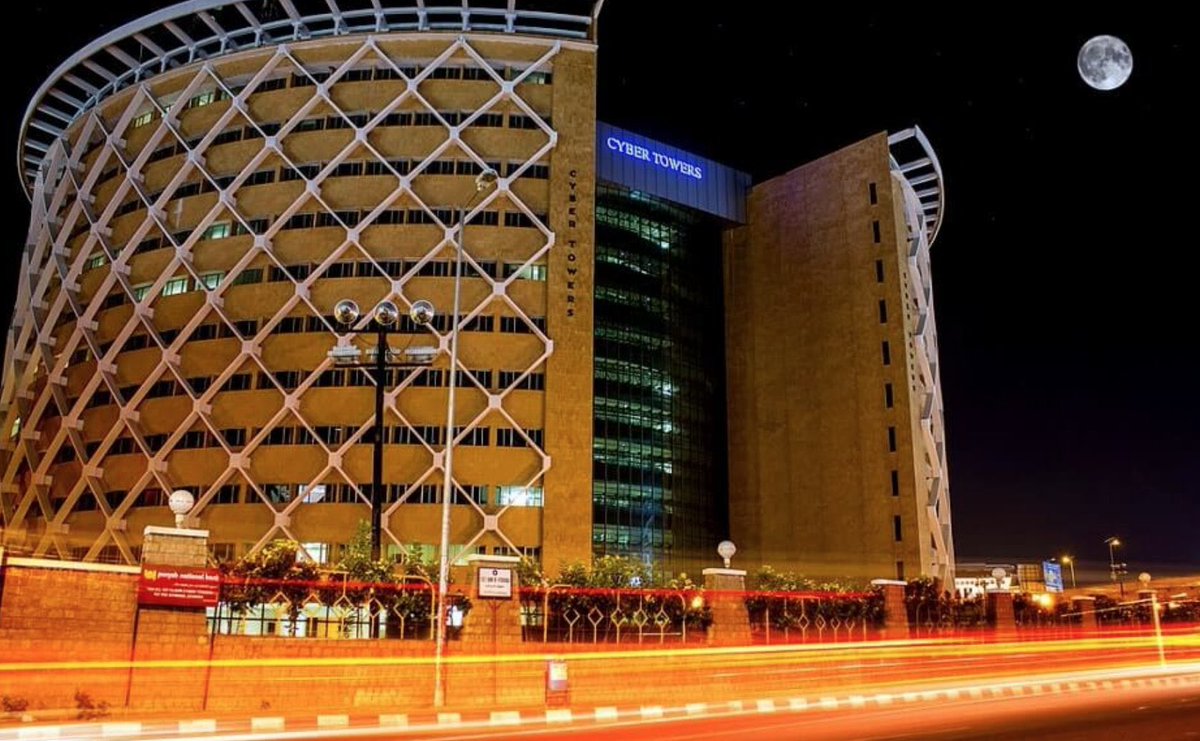 telugu_insider's tweet image. 25 సంవత్సరాలు, సైబర్‌టవర్స్ ఇప్పటికీ నగరానికి ఒక మైలురాయి భవనంగా నిలుస్తుంది, దీనిని 22 నవంబర్ 1998న దివంగత PM అటల్ బిహారీ వాజ్‌పేయి &amp;amp; చంద్రబాబునాయుడు &amp;amp; అప్పటి ఏపీ గవర్నర్ రంగరాజన్ ప్రారంభించారు.

#Hyderabad #CyberTowers #Telangana #ChandrababuNaidu #TelanganaNews #TeluguInsider