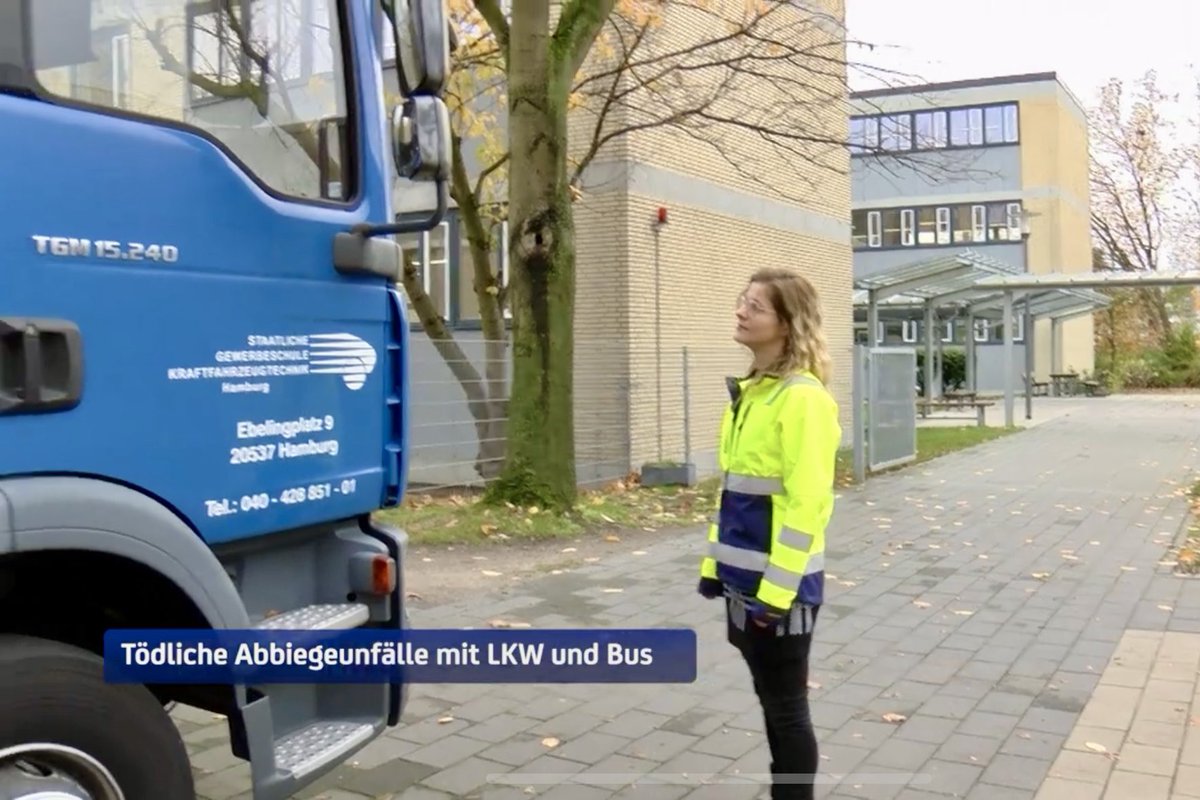 TLUHH's tweet image. Und weiter geht es mit der #TotenWinkelLüge bei Hamburg1. #ProTipp auch für diese Berufskraftfahrerin: Einfach die Spiegel korrekt einstellen. 😉 youtube.com/watch?v=id7RHy…