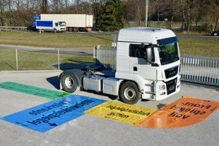 TLUHH's tweet image. Und weiter geht es mit der #TotenWinkelLüge bei Hamburg1. #ProTipp auch für diese Berufskraftfahrerin: Einfach die Spiegel korrekt einstellen. 😉 youtube.com/watch?v=id7RHy…