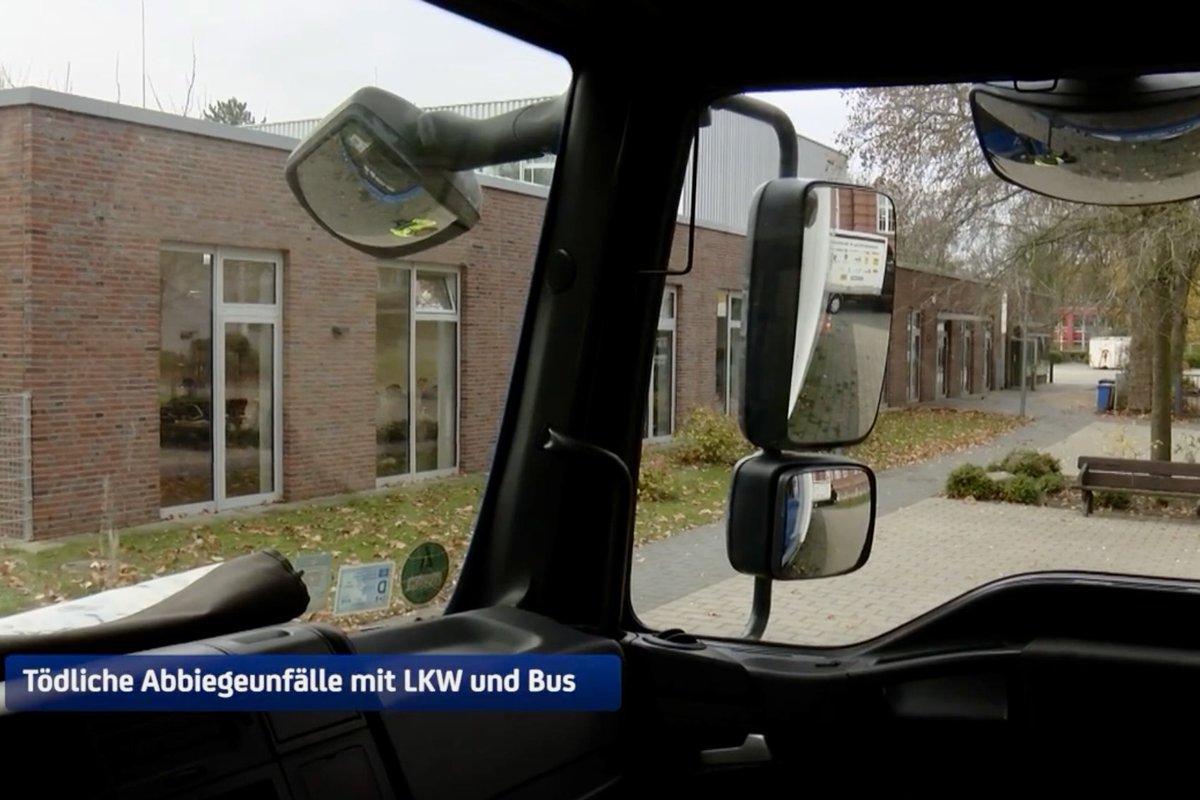 TLUHH's tweet image. Und weiter geht es mit der #TotenWinkelLüge bei Hamburg1. #ProTipp auch für diese Berufskraftfahrerin: Einfach die Spiegel korrekt einstellen. 😉 youtube.com/watch?v=id7RHy…