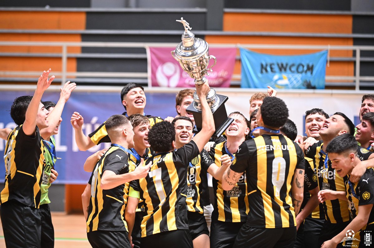 #Sub20 De aTRIqui. Peñarol derrotó 6-4 a Nacional y se quedó nuevamente con el Campeonato Uruguayo de la categoría 💻⚽️👇
elshowdelfutbolsala.com.uy/2023/11/21/de-…