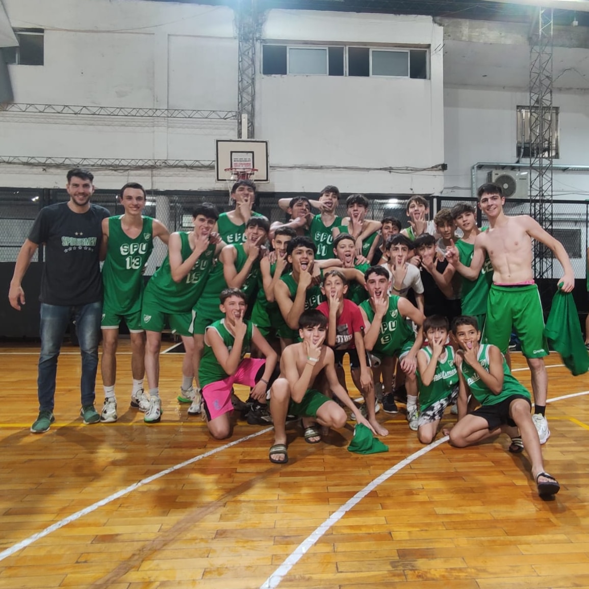 UnidosSportsmen's tweet photo. #Intermedias | ¡A la final! 😁
✅ La U15 del Verde derrotó 77-65 a Temperley como visitante por las semifinales de la Copa de Oro de la Rosarina.
🔜 Ahora irán por el título frente a El Tala.
#VamosLosPibes 💪🏼🇳🇬 https://t.co/VPhx2uCQAi