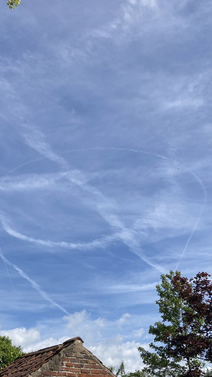 WipWig's tweet photo. @CartlandDavid Definitely contrails not chemtrails. The pilots must've just forgotten something and had to head back. https://t.co/7L7HuhqX1w