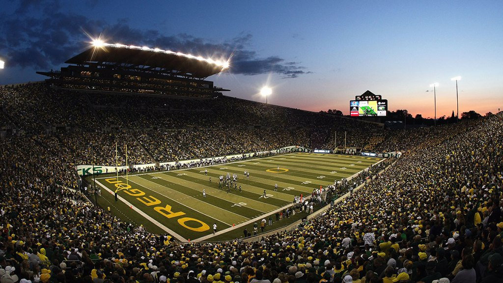 Excited to be up in Eugene this week @oregonfootball to watch the Civil War game against OSU! #scoducks @CoachTuioti92 @CoachSkyJones @CoachDanLanning @CoachLup @Drew_House_UO @likekekane @RonDeanGalindo @IkaikaAthletics @BlairAngulo @BrandonHuffman @GregBiggins