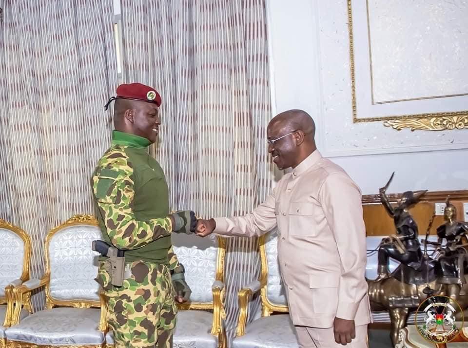 BorisKando's tweet photo. Je vous avais annoncé, il y a quelques minutes d’être sans crainte.

Le Président de @officielGPS, S.E.M. @SOROKGUILLAUME a été reçu en audience cet après-midi par le Président du Burkina Faso, S.E. Le @CapitaineIb226.

📸 : République du Burkina Faso 🇧🇫 

#CIV225🇨🇮 #BF226🇧🇫 https://t.co/8I7mEykUIC