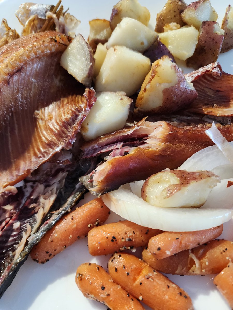 MyrleTraverse's tweet photo. Smoked whitefish, raw onion, potatoes and carrots https://t.co/cvKkc3ldhU