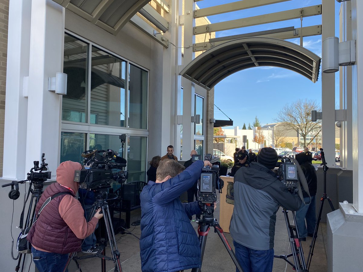 HAPPENING NOW | <a href="/PortlandPolice/">Portland Police</a> is holding a press conference at the Cascade Station Shopping Center. They are expected to announce a new crime prevention initiative. 

<a href="/KGWNews/">KGW News</a>