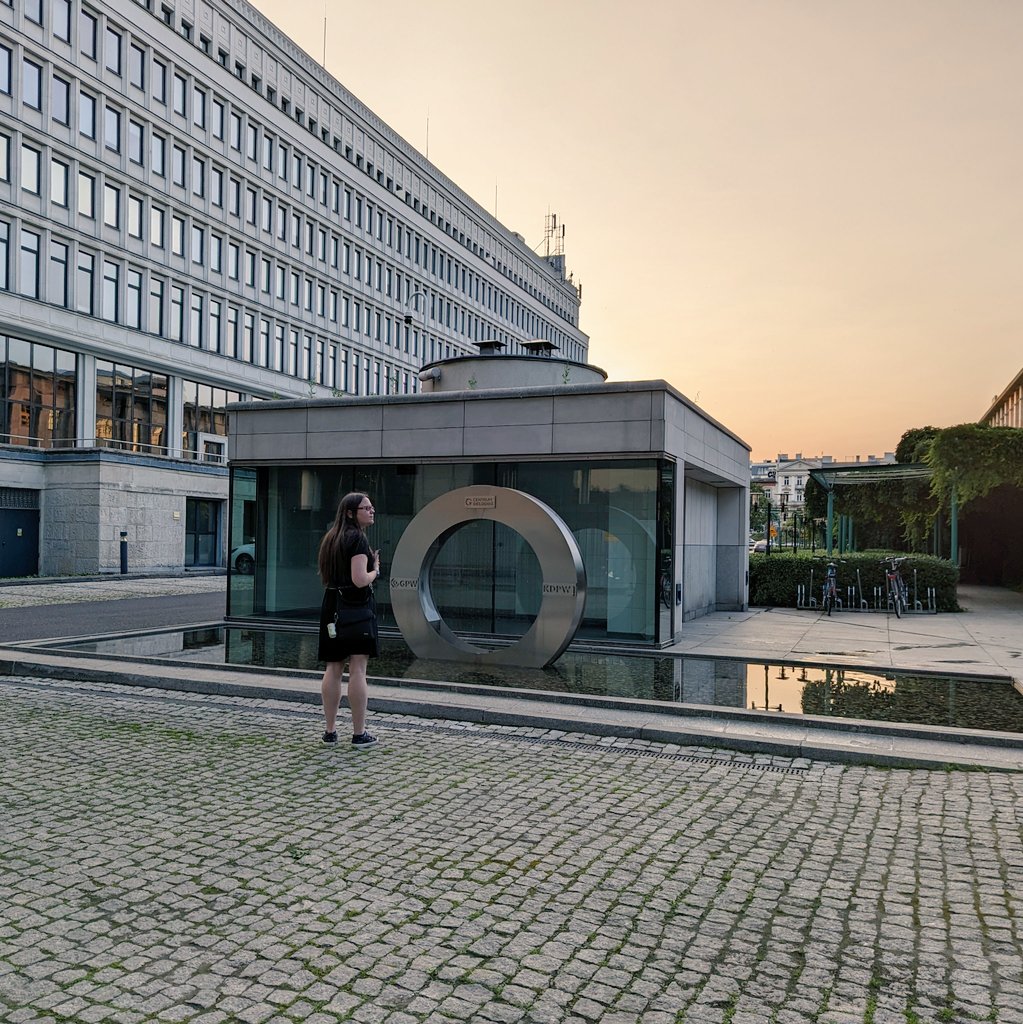 futureunmapped's tweet photo. Standing in front of a water feature, surrounded by architecture, staring at sunset - this is travel for city people. #warsaw #travelphoto  #futureunmapped https://t.co/UYyfNIb62l