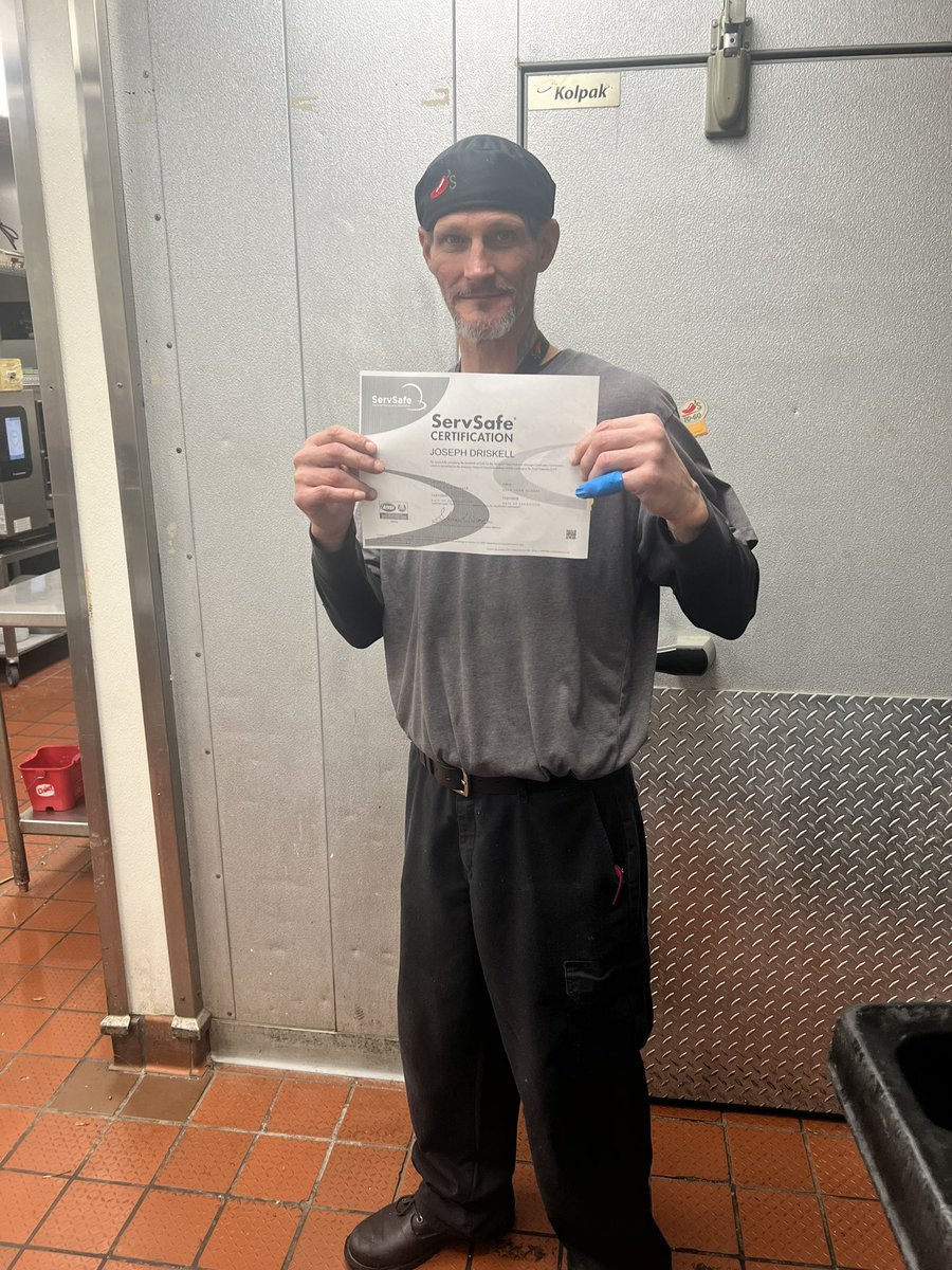 yesin1988's tweet photo. Here at chilis Clarksville, IN we grow …we have fun! Congratulations Joe our new jc39🤛🏾❤️🌶️
#chilislove
#chilisclarksvilleIN https://t.co/yRzW99RaZx