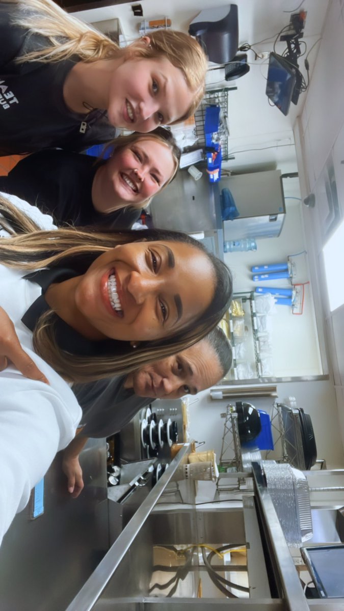 yesin1988's tweet photo. Here at chilis Clarksville, IN we grow …we have fun! Congratulations Joe our new jc39🤛🏾❤️🌶️
#chilislove
#chilisclarksvilleIN https://t.co/yRzW99RaZx