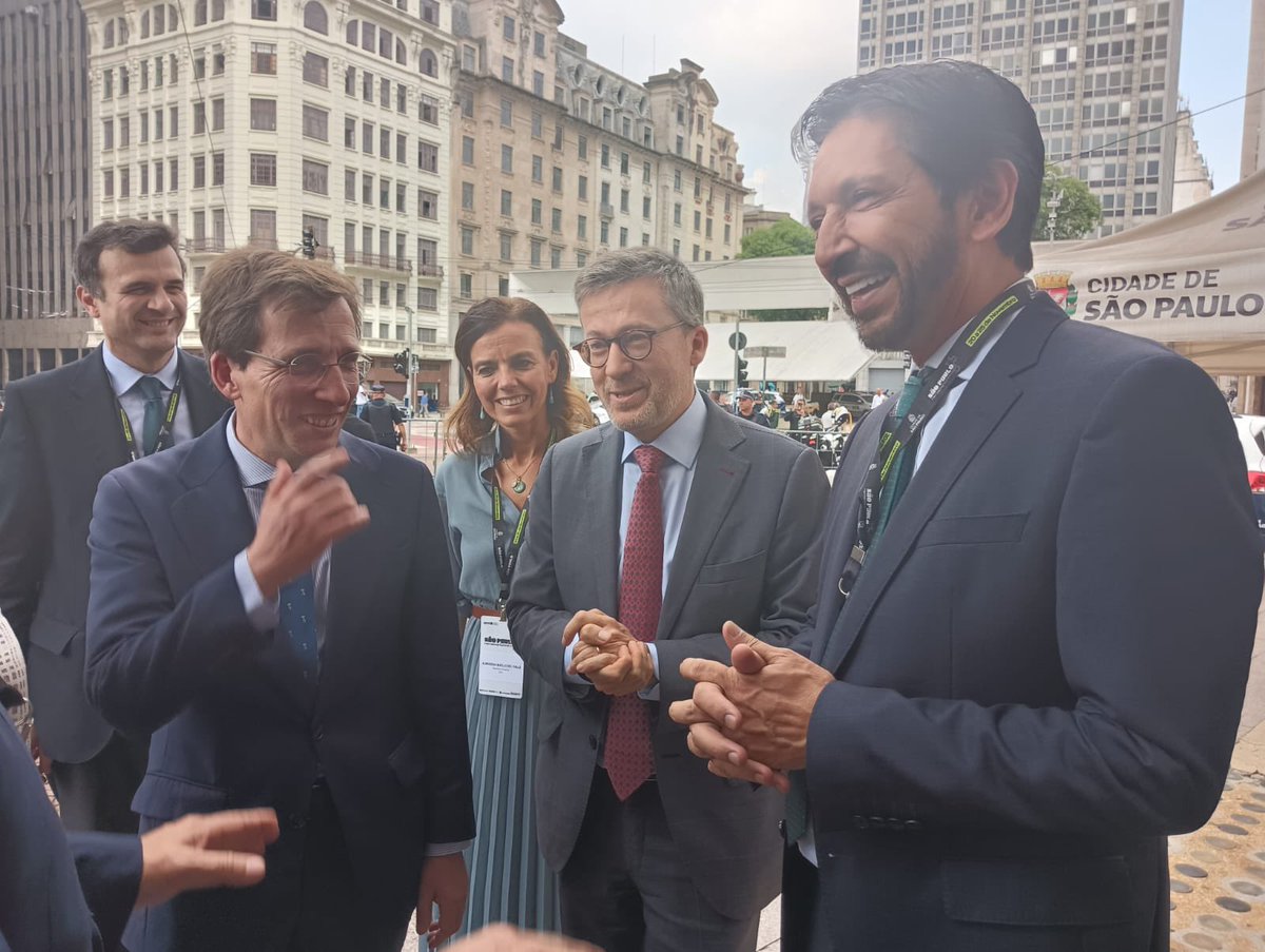 UCCI_SG's tweet photo. El alcalde de Madrid junto y nuestra secretaria general junto con el Prefeito de São Paulo, el alcalde de Lisboa y de Cádiz 
@AlmeidaPP_ 
@MADRID
@ricardo_nunessp 
@prefsp 
@Moedas 
@CamaraLisboa 
@Luciana_Binaghi https://t.co/J2Et6bQfdZ