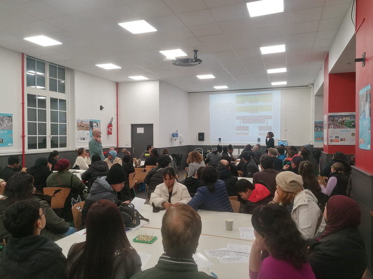 CEParis18's tweet photo. Ce soir, au Clg Clémenceau @Academie_Paris @mairie18paris les familles des élèves de 3eme sont invitées pour une présentation des clefs de l’orientation en lycée.
Elles sont venues nombreuses et mobilisées pour leur enfant #orientation #MerciProf https://t.co/H1MXYhs3Xu