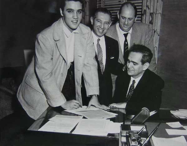 Today in 1955, #Elvis signed his contract with #RCA which included all the #Sun Masters.

More on this day at dailyelvis.com⚡️

#elvispresley #graceland #elvisaaronpresley #elvisforever #elvispresleyfans #presley #elvisfans #elvisfan #rocknroll #memphis #tcb #theking