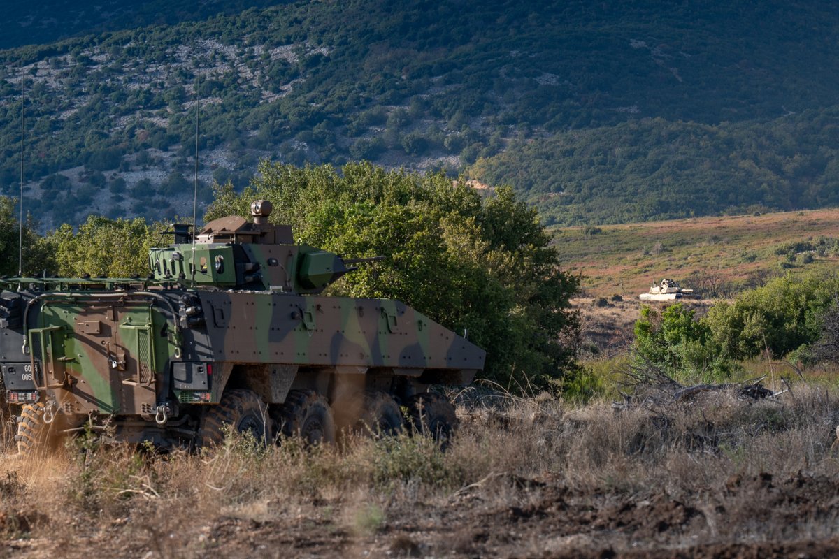 CEMAT_FR's tweet image. L’@armeedeterre participe à l’exercice majeur #OLYCO en Grèce 🇬🇷.
Après une manœuvre logistique inédite à travers l’Europe #NOTOS, le #CTE engage nos soldats aux côtés de nos alliés grecs.