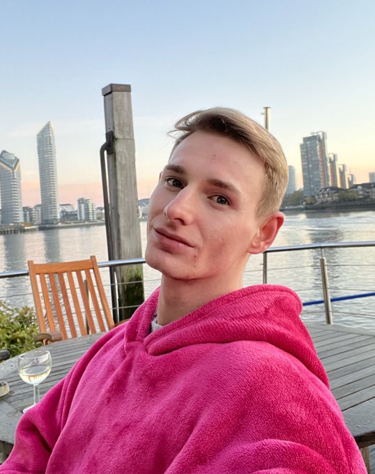 On a boat in london, taking in the views 😍 https://t.co/76vl5u2RN1