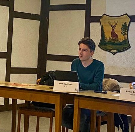 joel_aktuell's tweet image. Heute durfte ich als stellv. Ortsbürgermeister zum 1. Mal unsere Ortsratssitzung leiten. Auch wenn Themen wie „Zuschuss zur Renovierung einer Vereinsterrasse“ so „klein“ klingen: Kommunalpolitik hält den Laden zusammen. Ich bin dankbar, ein kleiner Teil davon sein zu dürfen. ❣️