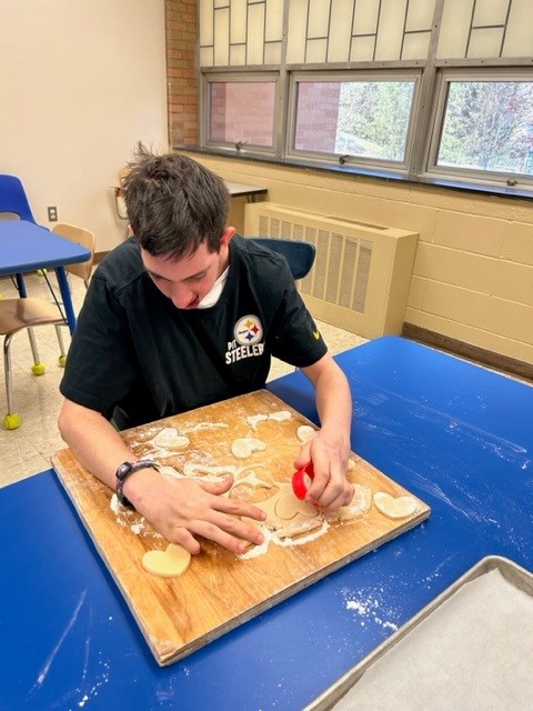 AlleghenyIU's tweet image. Congratulations to Ms. Karen&apos;s Home Ec students at Pathfinder School for their FIRST PLACE design in the Pittsburgh Gingerbread House Competition! Their &quot;Barbie Dreamhouse&quot; looks unbelievable! 🤩🎀😄
Vote Pathfinder for People&apos;s Choice Award here: forms.microsoft.com/Pages/Response…