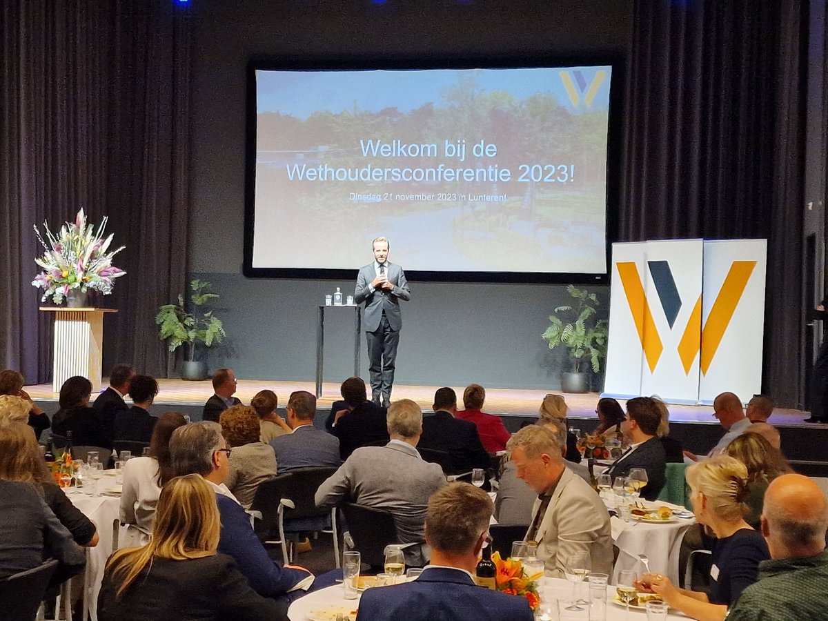 We zijn blij dat Minister <a href="/hugodejonge/">Hugo de Jonge</a> van <a href="/MinBZK/">Ministerie van BZK</a> onze gast is. Hij is blij dat er een protocol komt voor integriteiskwesties wethoudersvereniging.nl/nieuws/nieuwe-…. Integriteit moet altijd bewaakt worden, maar wordt ook wel als politiek instrument misbruikt. #WHVconferentie