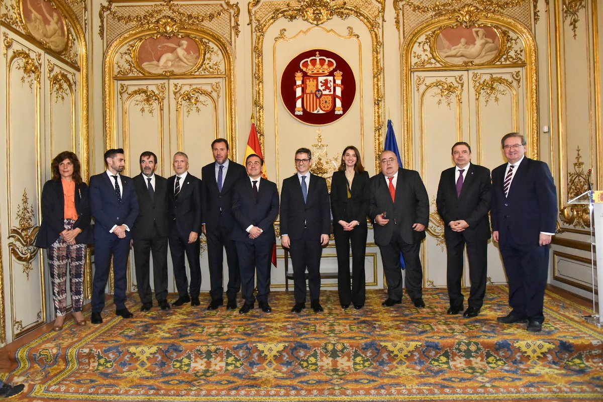 💼<a href="/felixbolanosg/">Félix Bolaños</a> ha recibido hoy la cartera de <a href="/justiciagob/">Ministerio de la Presidencia, Justicia y R. Cortes</a> de manos de @pilar_llop.

El ministro ha agradecido la labor de su predecesora y ha situado el diálogo y el respeto a la Constitución como las bases que guiarán su mandato.