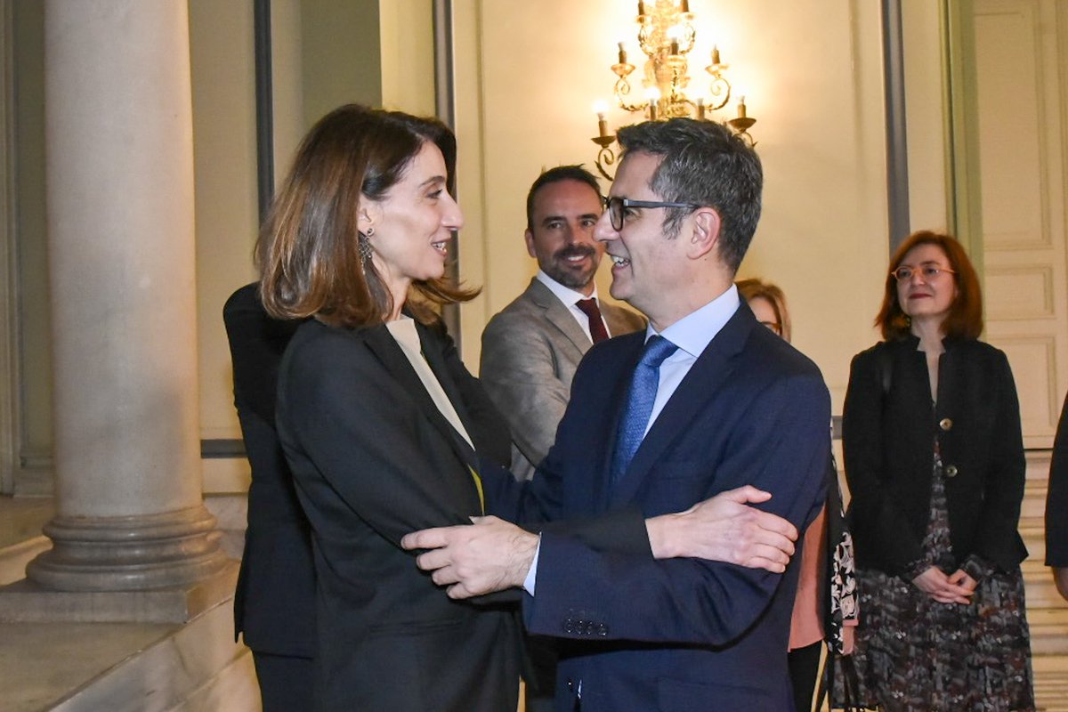 M_Presidencia's tweet photo. 💼@felixbolanosg ha recibido hoy la cartera de @justiciagob de manos de @pilar_llop.

El ministro ha agradecido la labor de su predecesora y ha situado el diálogo y el respeto a la Constitución como las bases que guiarán su mandato. https://t.co/SxzAIi1ALO