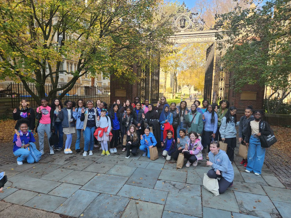 girlscoutsnyc's tweet image. It's never too early to start thinking about college! 🎓 Girl Scouts from the Leadership Institute recently visited Yale University, where they joined a student-led tour and asked questions about the application process and life on campus. 🍂 Great work, Girl Scouts!