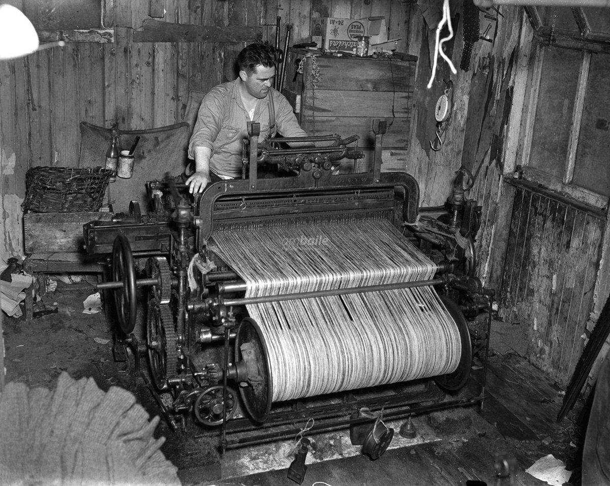 HighlandHistory's tweet photo. Weaving tweed on a Hattersley loom, #Stornoway, 1950s
#harristweed

[photo: Jimmy Nairn; source: @InvMAG] https://t.co/sNMEaJ9iTP