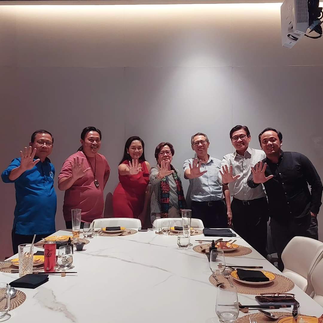 iamdinodeleon's tweet photo. It was a great night catching up with members of Tropang Angat: @AttyMatula, former Cong. @TeddyBaguilatJr,  Sen. @risahontiveros, former Sen. @AttyLeiladeLima, Dean @ChelDiokno, Atty. @alexlacson. Missing former Sen. @TrillanesSonny and Cong. @erintanada. https://t.co/scfgmCGrCg