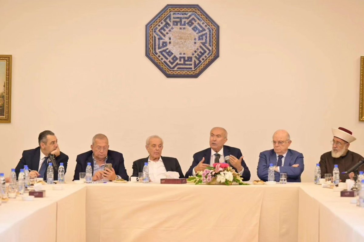 عقد منتدى حوار بيروت اجتماعه الدوري أمس برئاسة النائب فؤاد مخزومي حيث ناقش المجتمعون التطورات المحلية والخارجية، والمرحلة الدقيقة التي تمر بها المنطقة. وإذ وقف المجتمعون دقيقة صمت على أرواح الشهداء، أكد اللقاء على ما يلي: 

1- تهنئة اللبنانيين بذكرى الاستقلال الـ80، داعياً مختلف