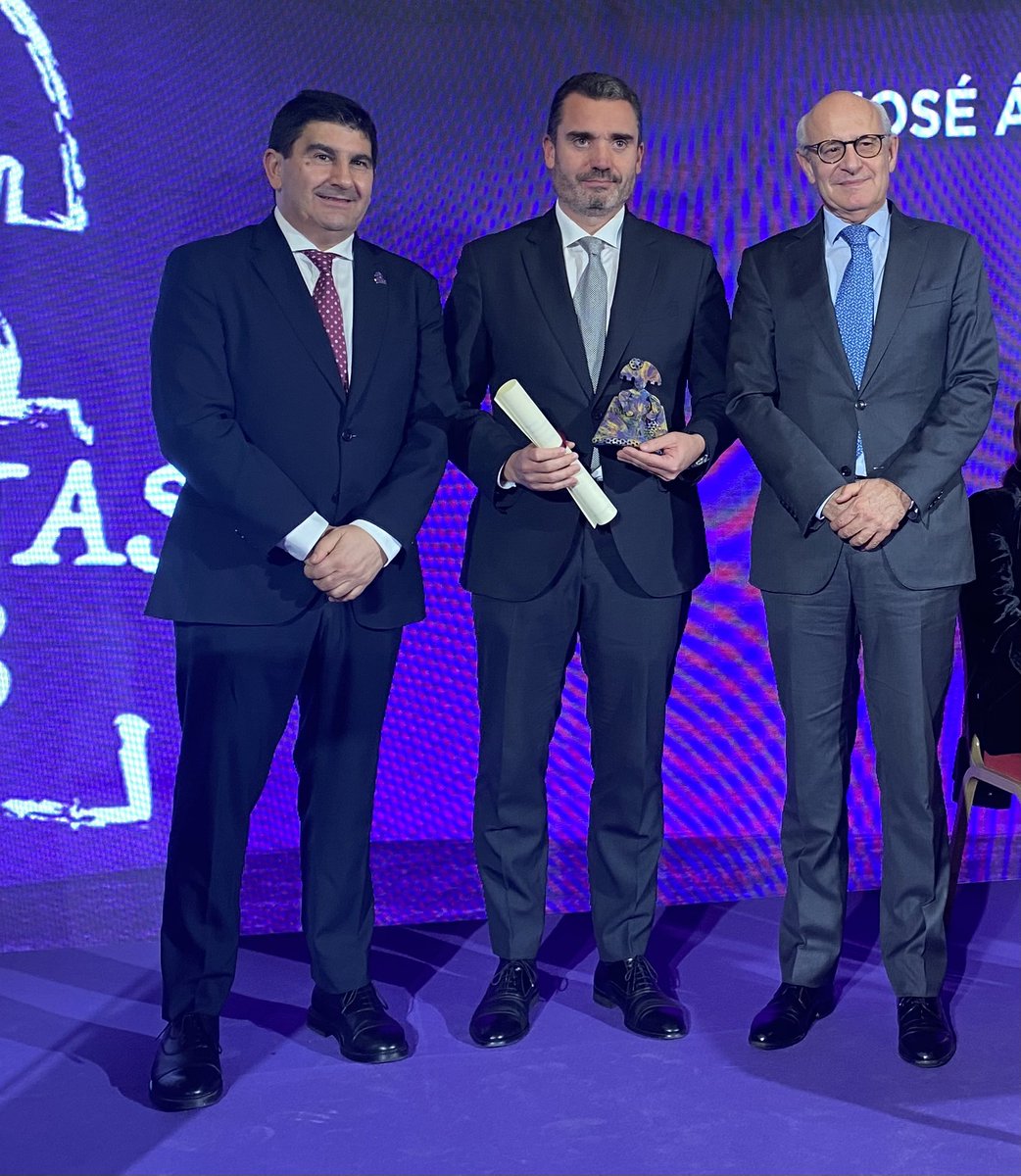 FiscaliaGalicia's tweet photo. 🟣El Fiscal Superior de Galicia entrega el premio #Menina2023 a José Ángel Vázquez, director de la cárcel de #Teixeiro, en reconocimiento a la labor que desarrollan los profesionales de este centro penitenciario bajo su coordinación @DelGobGalicia #premiosMenina2023 #Menina https://t.co/NJsp0imdbY