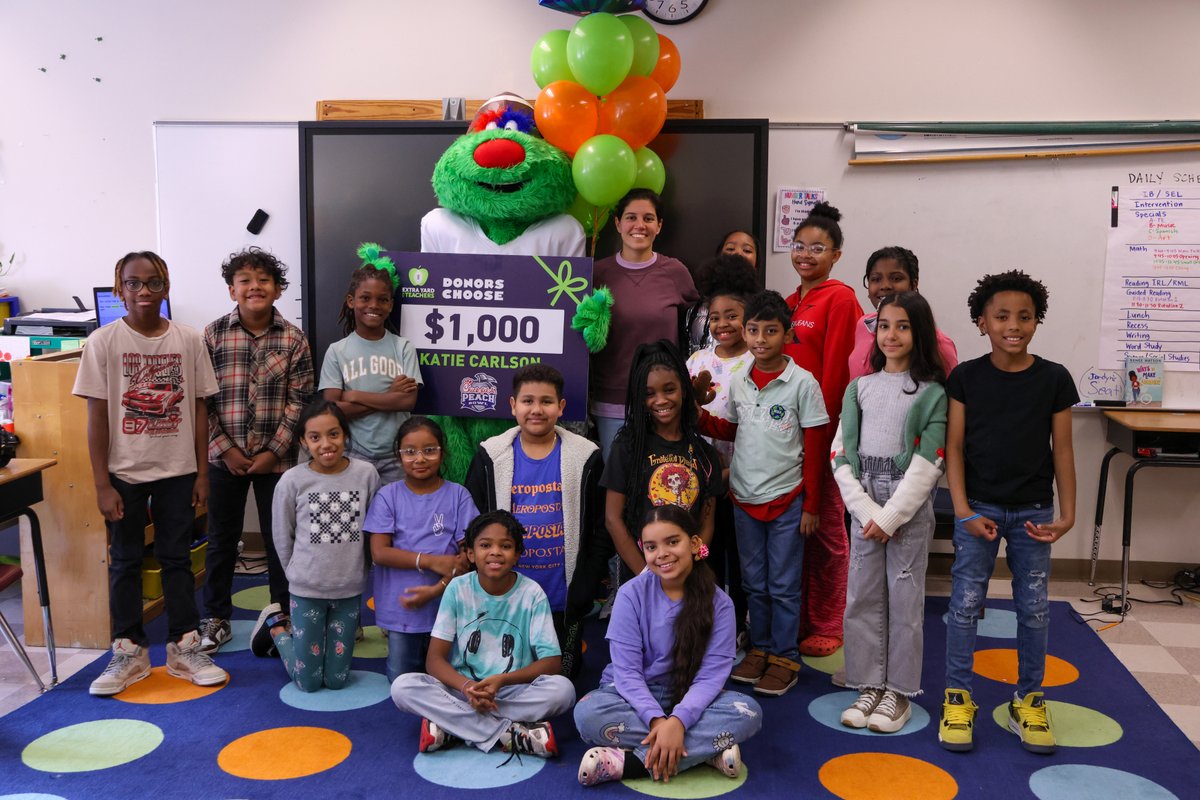 The @CFAPeachBowl surprised 4th Grade Teacher Katie Carlson at @APSGardenHills with a $1000 DonorsChoose gift card! Ms. Carlson's dedication to literacy & numeracy has led to the highest growth rate among all elementary teachers in the district. 📈 Way to go, Ms. Carlson!