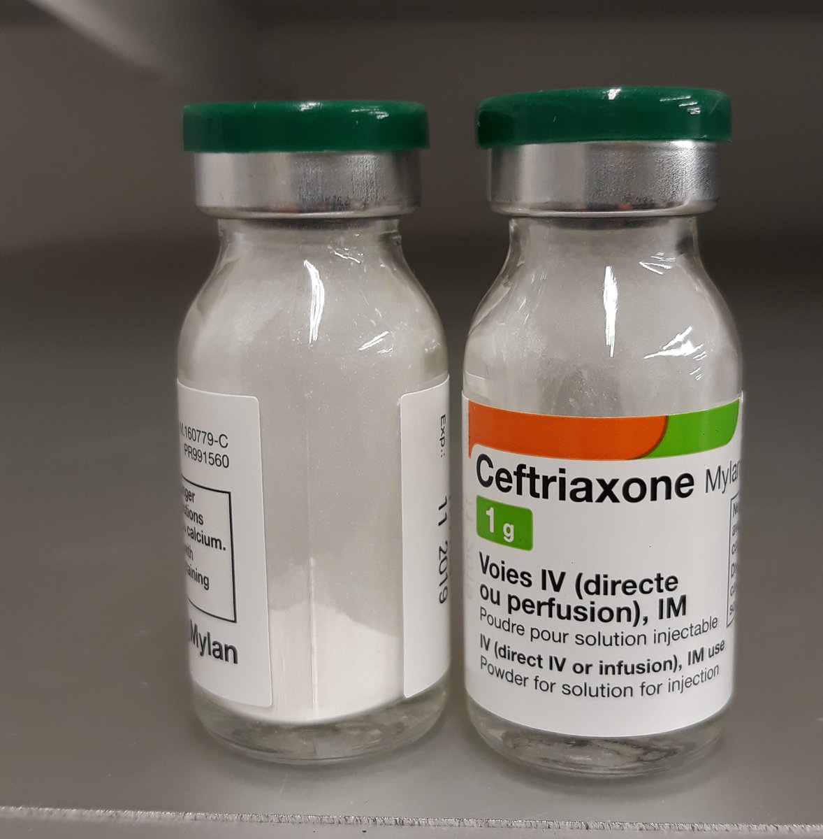 teachingrounds's tweet photo. Q. When is it safe to use CTX in newborns?

A. At least 44 wks post-menstrual age (40 wks = full term + 4 wks = FT 1-mo neonate) b/c CTX competes w/ bilirubin for space on albumin --> incrsed risk of jaundice and kernicterus

#TeachingRounds, #FOAMed, #bugsanddrugs, #neonatology https://t.co/V0Lbz3bosf